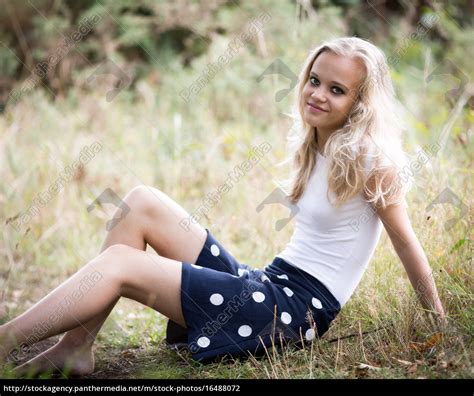 Schöne Blonde Teenage Mädchen Außerhalb Im Wald Lizenzfreies Foto