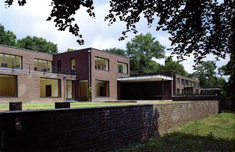 Mies complete the private residential houses in the spring of 1930, and these were to be home not only for the families of the clients but. Haus Lange and Esters | Architectuul