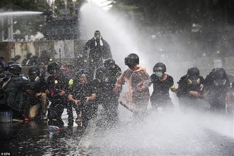 Thai Cops Fire Water Cannons At Anti Monarchy Protesters During Demonstration Daily Mail Online