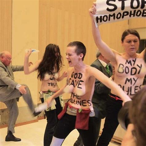 Belgique Les Femen Sen Prennent Un Archev Que En Laspergeant D