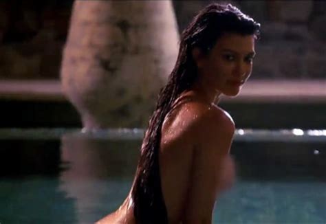 Kourtney Kardashian Posa Completamente Nua Dentro De Piscina Assista