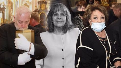 Česká zpěvačka, trojnásobná vítězka čtenářské ankety zlatý slavík v kategorii zpěvaček. Eva Pilarová - eXtra.cz