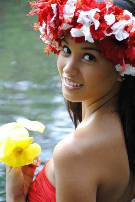 Pin By Brown Sugar On Flowers Hawaiian Dancers Polynesian Girls Tahiti
