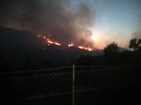 Συναγερμός σήμανε το μεσημέρι του σαββάτου στην πυροσβεστική μετά από ενημέρωση για φωτιά σε δασική έκταση στη λακωνική μάνη. Αναζωπυρώθηκε η φωτιά στην Ανατολική Μάνη -Πληροφορίες για καμμένα σπίτια pics
