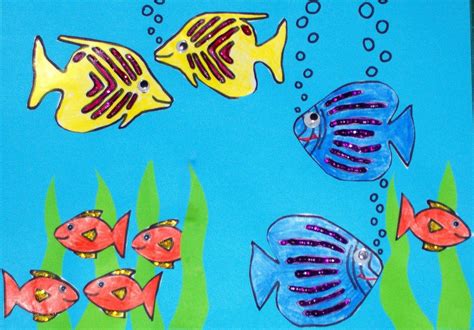 Then add in fun beach details like palm trees, umbrellas, and towels. Underwater Fish Scene Craft for Kids
