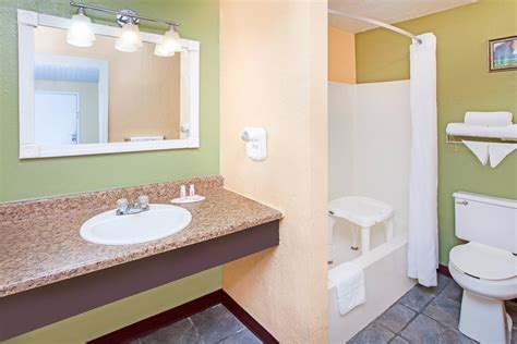 Days Inn And Suites By Wyndham Terre Haute Rooms Pictures And Reviews
