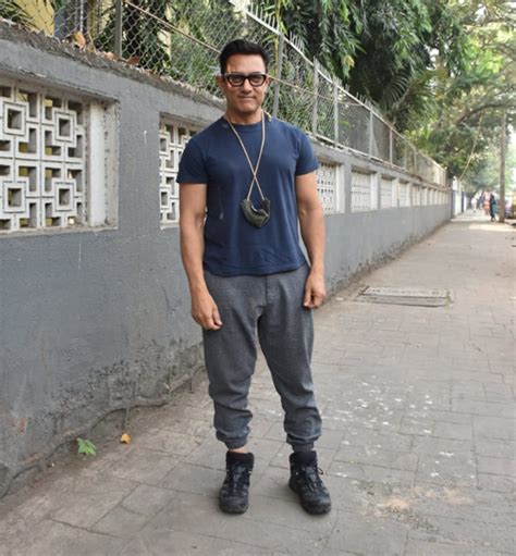 However, the may 2021 report has now been confirmed as a complete hoax, the actor best known for his roles in 3 idiots or paint it saffron is alive and well. Aamir Khan's Dangling Detachable Chain Is The Most Clever ...