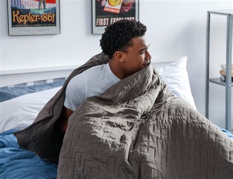 This weighted cooling blanket helps you sleep in hot weather