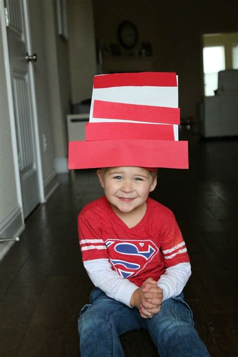 Can the kids make rhyming words using the letters on the brim of the hat with the letters on the stripes? Dr. Seuss cat in the hat craft