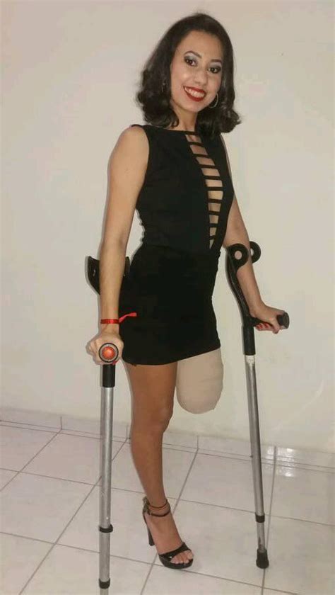 Девушки на костылях Amputee Woman On Crutches