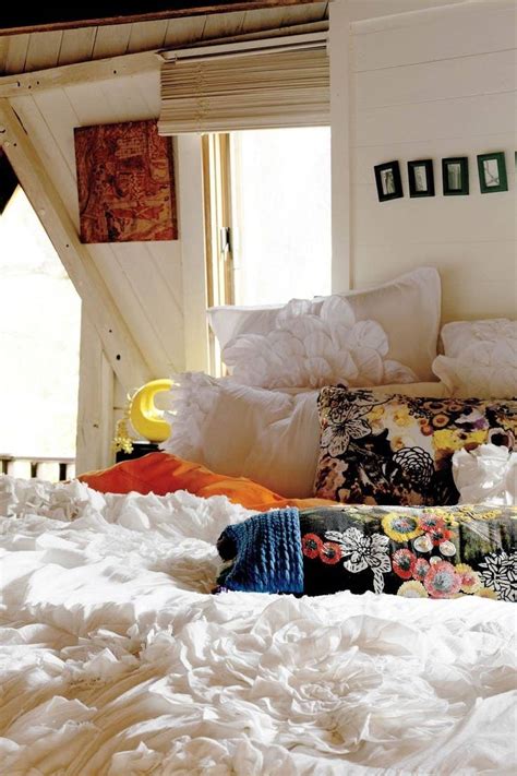 Know how to achieve it by magical who doesn't want a bedroom that looks aesthetic and captivating? 27+ Striking Aesthetic Bedroom Ideas to Inspire You