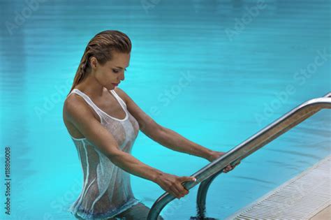 Sensual Blonde Woman In Swimming Pool Imagens E Fotos De Stock