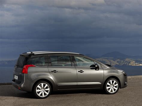 The peugeot 5008 is a car model produced by the french manufacturer peugeot since 2009, in two body style categories: 2010 Peugeot 5008 | Motor Desktop