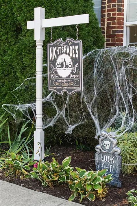 You can create your own diy yard signs for under $20 that will look fantastic the board i used was 30x20. DIY Personalized Yard Sign (With images) | Yard signs, Easy halloween decorations, Diy halloween ...