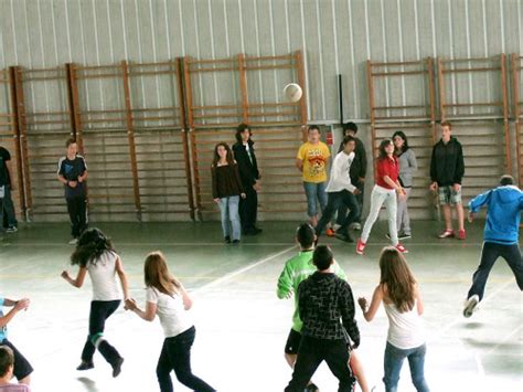 Pretende fomentar las actitudes de solidaridad para prepararse para un trabajo en común, por ejemplo para. Balontiro (Juego de pelota o balón; de habilidad y movido)