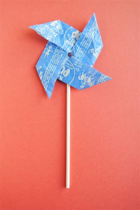 These origami boxes could just as easily hold chocolate eggs, pebbles, rose petals, grain, beans, staples, rubber bands, or clips. zakka life: Candy Wrapper Origami