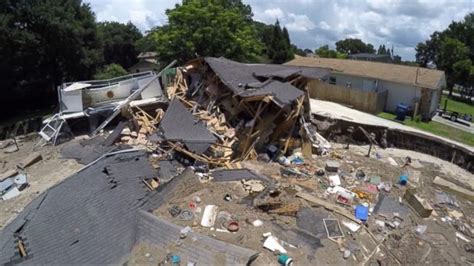 Video Massive Sinkhole Swallows Two Homes In Florida Abc News