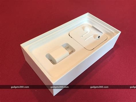 It is packed in the standard apple retail box. iPhone 7 Plus Unboxing Pictures | NDTV Gadgets 360