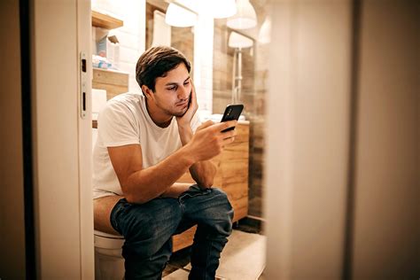 सावधान क्या आप भी बाथरूम में करते हैं मोबाइल फोन का इस्तेमाल आज ही बदलें अपनी आदत नहीं तो