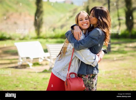 Deux Jeunes Femmes Embrassant Banque De Photographies Et Dimages