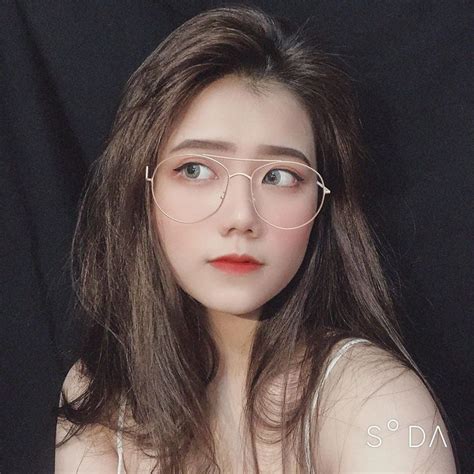 Gambar mungkin berisi: satu orang atau lebih, lensa kaca ...