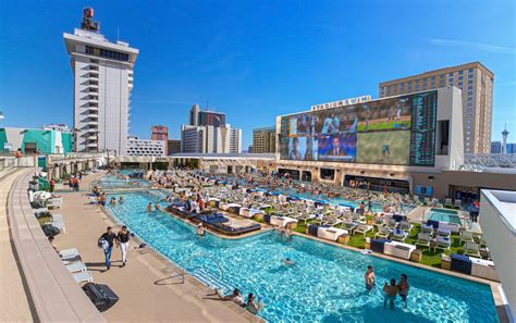 Las Vegas Pools Open To Warm Weather Impressed Guests — Photos The