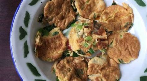 Kocok semua bahan hingga sekata. Mirip Tahu Bulat, Ini Resep Jajanan 90-an Telur Dadar Bulat - Fashion Fimela.com