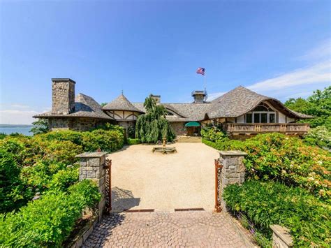 House Of The Day A Beachfront Hamptons Mansion With An Indoor Grotto