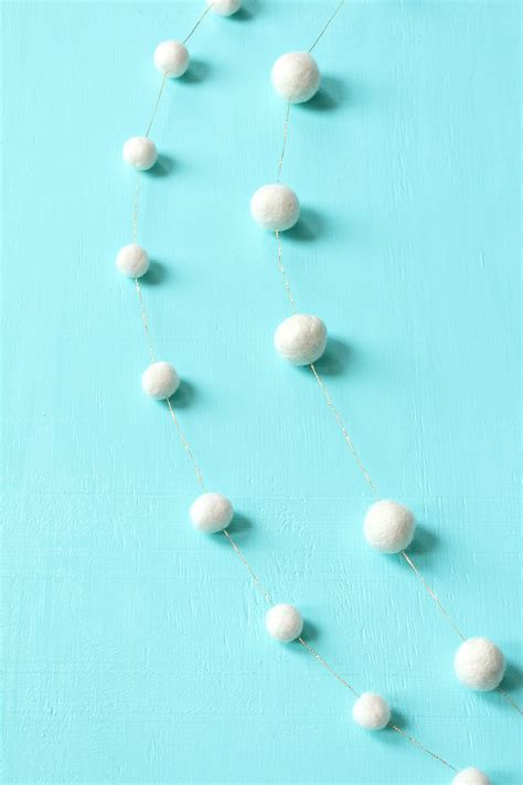 Easy Diy Felt Ball Garland Dans Le Lakehouse