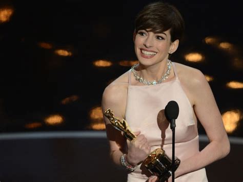 Tornou Se Realidade Diz Anne Hathaway Ao Receber Oscar