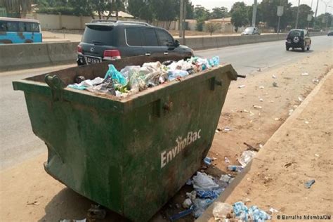 Luanda Convivência Diária Com O Lixo Está De Volta Portal De Angola