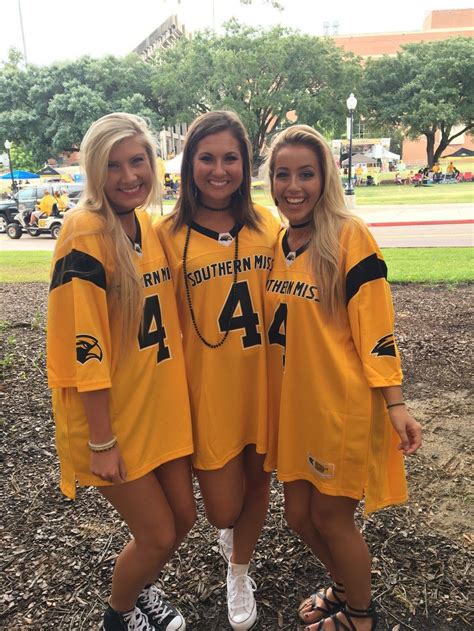 10 Things Every College Girl Is Wearing On Game Day Gameday Outfit College Outfits College