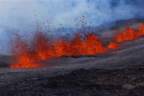 The First Images Of The Eruption Of Mauna Loa The Largest Volcano In