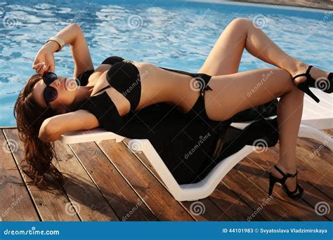 Muchacha Atractiva Con El Pelo Oscuro En Bikini Y Gafas De Sol Imagen