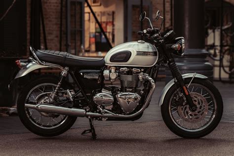 Today, the 2021 triumph bonneville family made their first public appearance, and apparently, they have been taking pretty good care of themselves the styling also received a smattering of changes. 2019 Triumph Bonneville T120 Diamond Edition (6 Fast Facts)