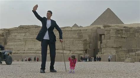 شاهد أطول رجل في العالم وأقصر امرأة في ضيافة أهرامات مصر Euronews