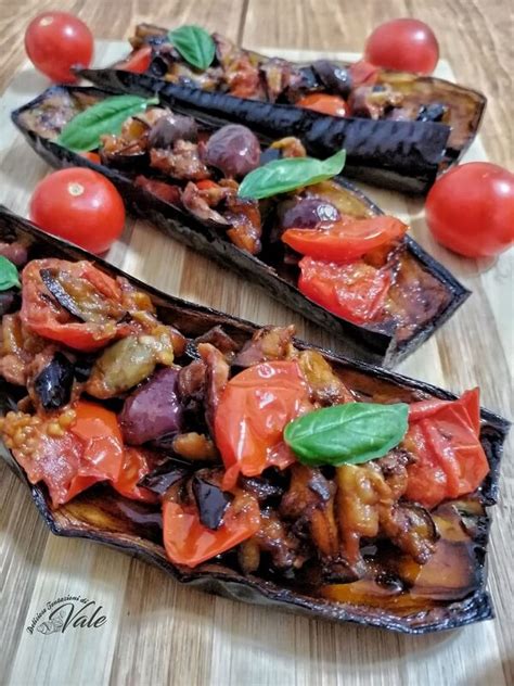 Questo primo piatto, ha come condimento il tipico sughetto, che si usa per preparare le melanzane allo scarpone. MELANZANE A SCARPONE contorno saporito napoletano