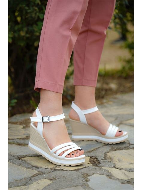 Weynes Kadın Beyaz Üç Şerit Dolgu Topuk Sandalet Ayakkabı Fiyatı