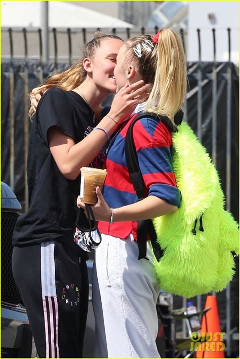 Full Sized Photo Of Jojo Siwa Gets A Kiss From Girlfriend Kylie Prew