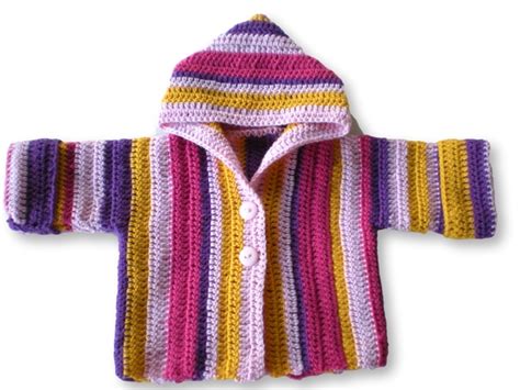 Kapuze mit weichem kontrastierendem strickgewirk gefüttert. Babyjacke häkeln -- Kapuzenjacke häkeln - DIY