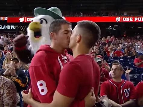 This Guy Proposed To His Babefriend During A Baseball Game And The Crowd Lost It