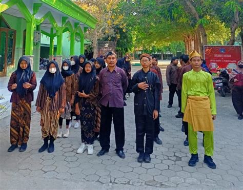 Memperingati Hari Sumpah Pemuda Di Smpn 1 Purwoasri Bersatu Dalam