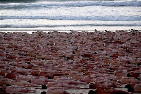 Spencer Tunick Gathers 2 500 Volunteers For Mass Naked Photo Shoot On