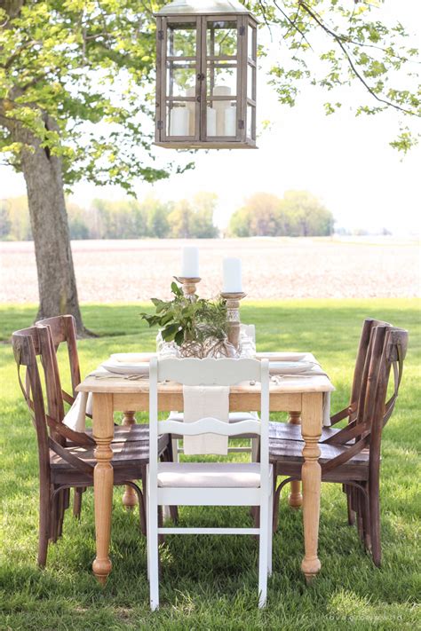 Learn how to choose the perfect dining table height. Outdoor Table Setting on the Farm - Love Grows Wild