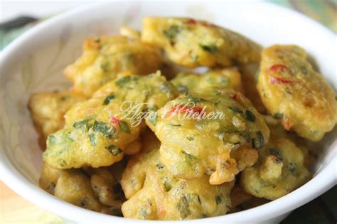 Ini resepi turun temurun, dari arwah mak tok. Jom Pekena Cucur Ikan Bilis - Azie Kitchen