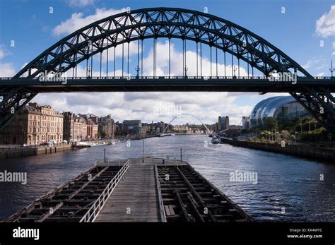 Through Arch Bridge Hi Res Stock Photography And Images Alamy