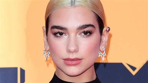 Kliknij w obrazek, aby zamknąć okno. Dua Lipa's Fishnets On The Cover Of 'Rolling Stone' Are So Iconic | StyleCaster