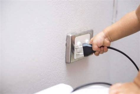 Wayar tersebut didedahkan kepada udara pada 1 atm dan 25 °c. Jangan Panik Bila Ada Yang Kena Renjatan Elektrik! 10 ...