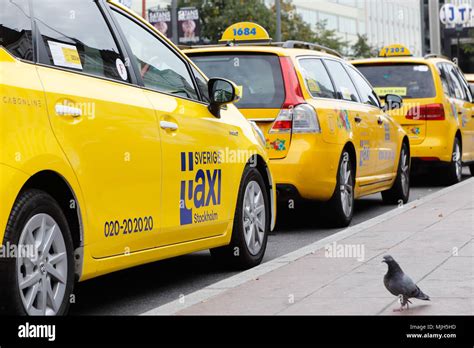 Yellow Taxi Cabs Parked Outside Hi Res Stock Photography And Images Alamy