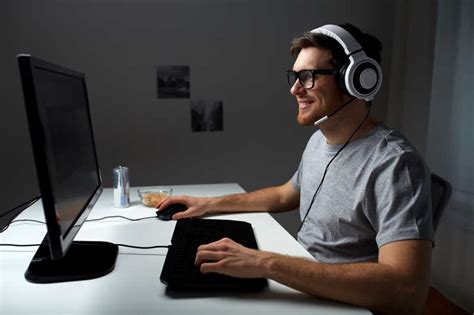 男人戴着耳机玩电脑图片 愤怒尖叫的男人在房间里戴着耳机玩电脑素材 高清图片 摄影照片 寻图免费打包下载